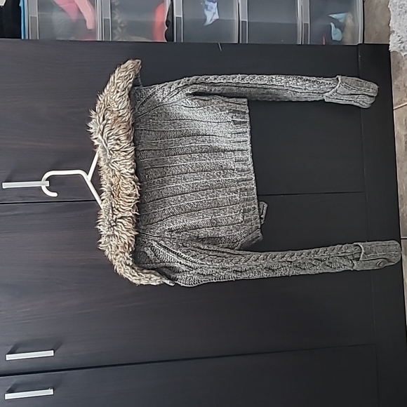 Long sleeve cropped fur rimmed sweater - Picture 2 of 5